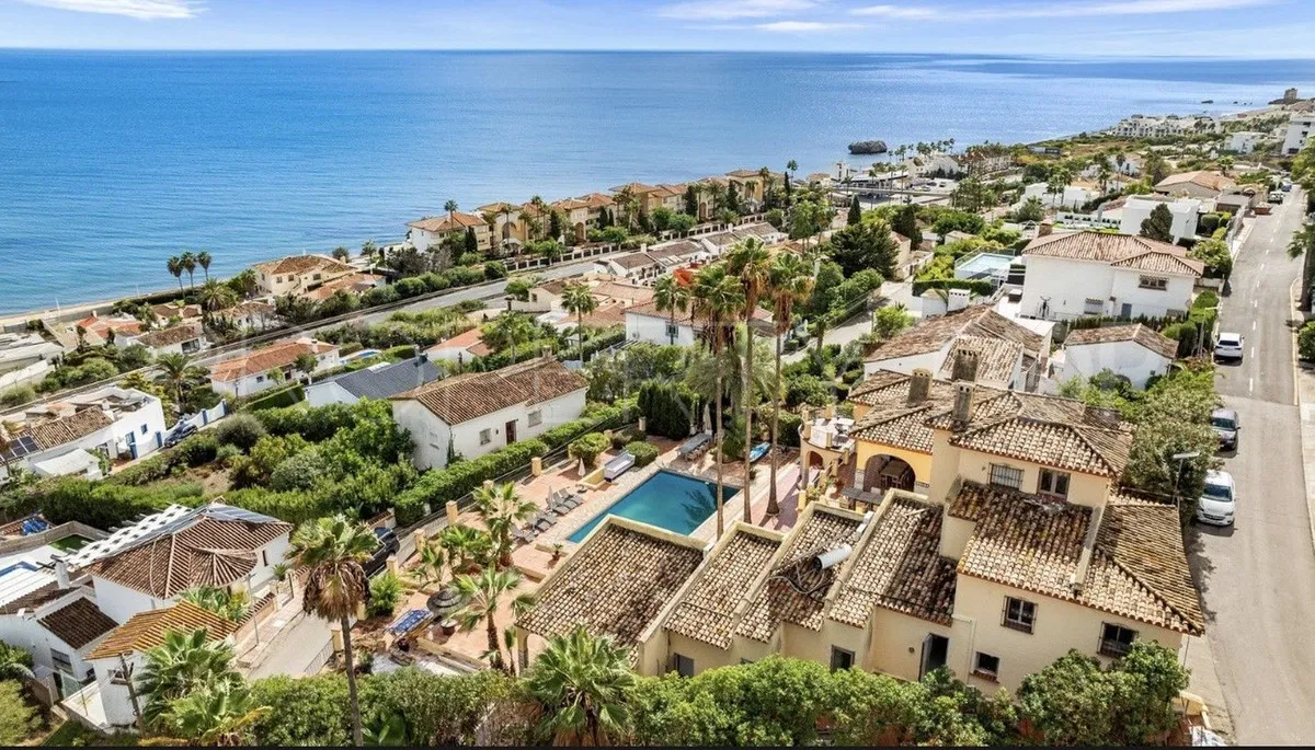 Estepona Oeste, villa de 8 dormitorios en venta