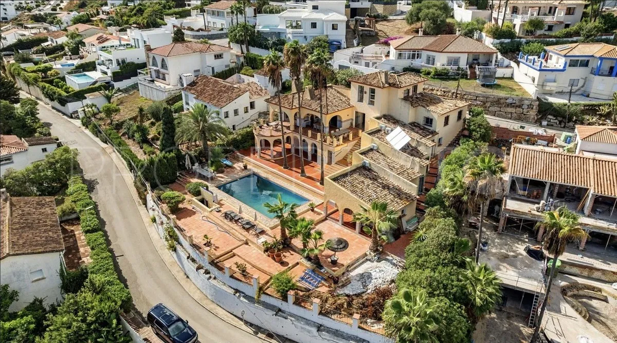 Estepona Oeste, villa de 8 dormitorios en venta