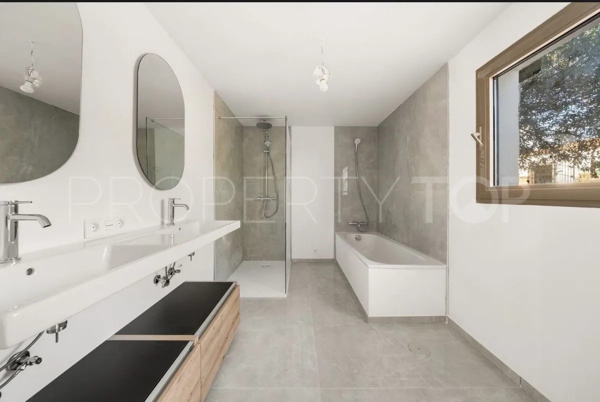 Estepona Oeste, villa de 8 dormitorios en venta