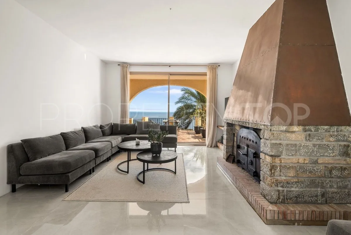Estepona Oeste, villa de 8 dormitorios en venta