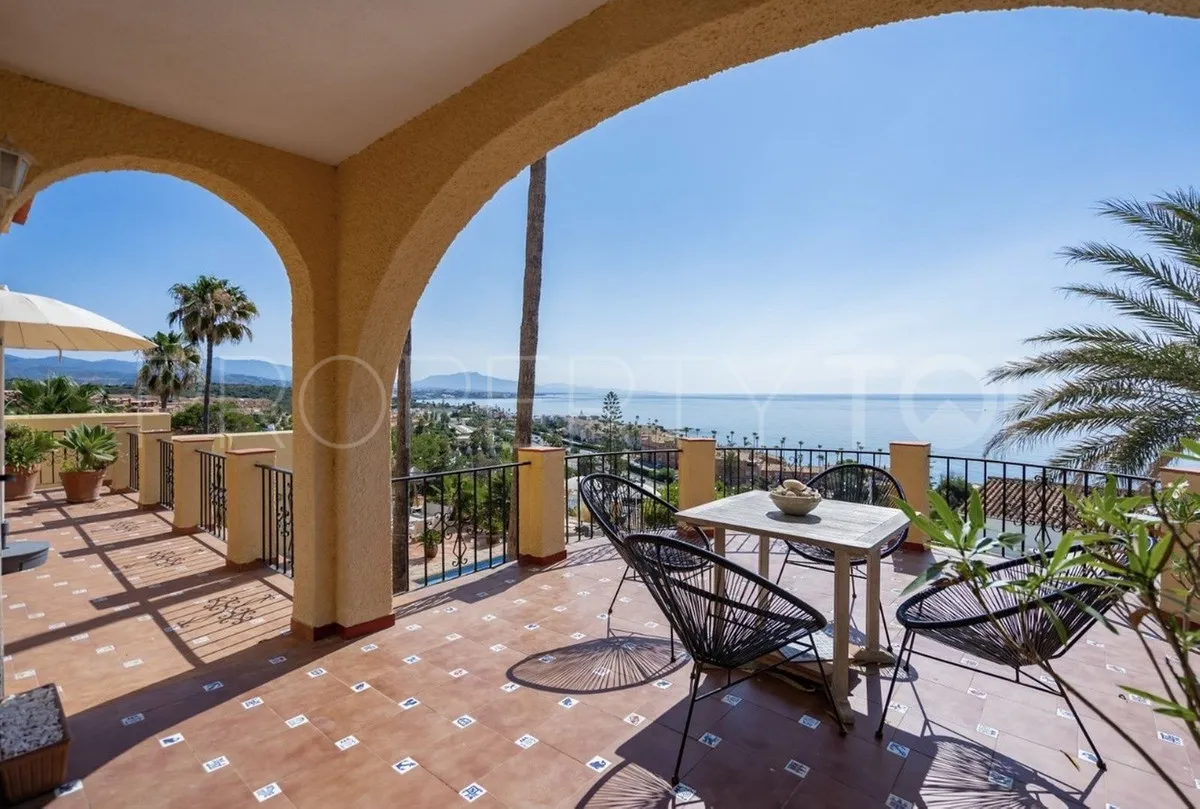 Estepona Oeste, villa de 8 dormitorios en venta