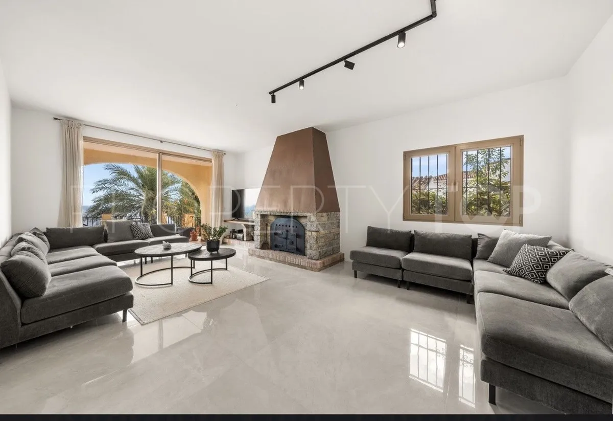 Estepona Oeste, villa de 8 dormitorios en venta