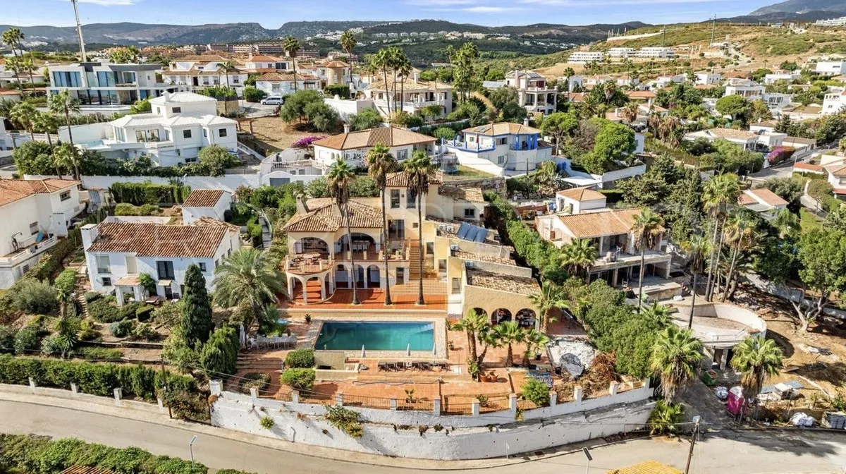 Estepona Oeste, villa de 8 dormitorios en venta