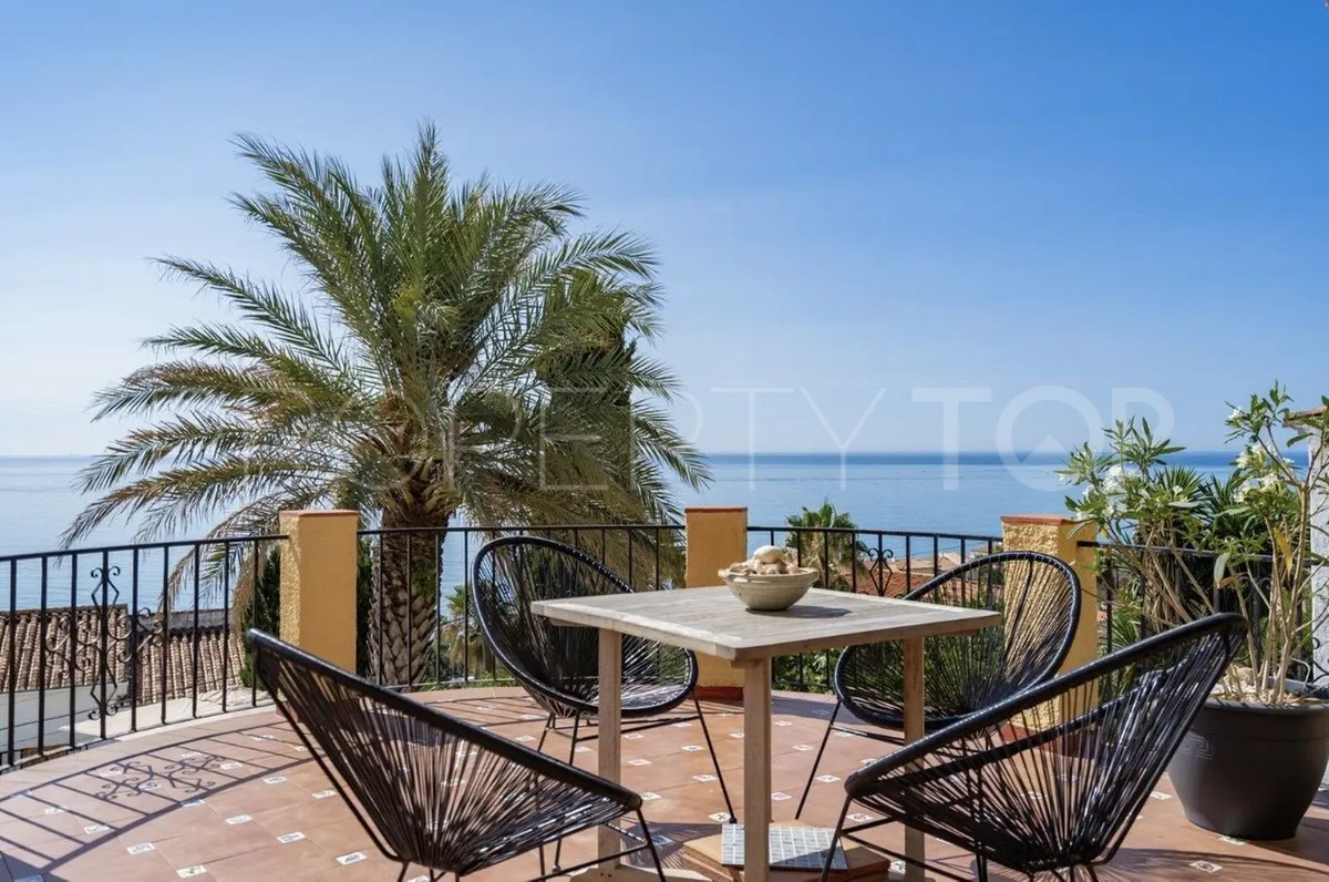 Estepona Oeste, villa de 8 dormitorios en venta