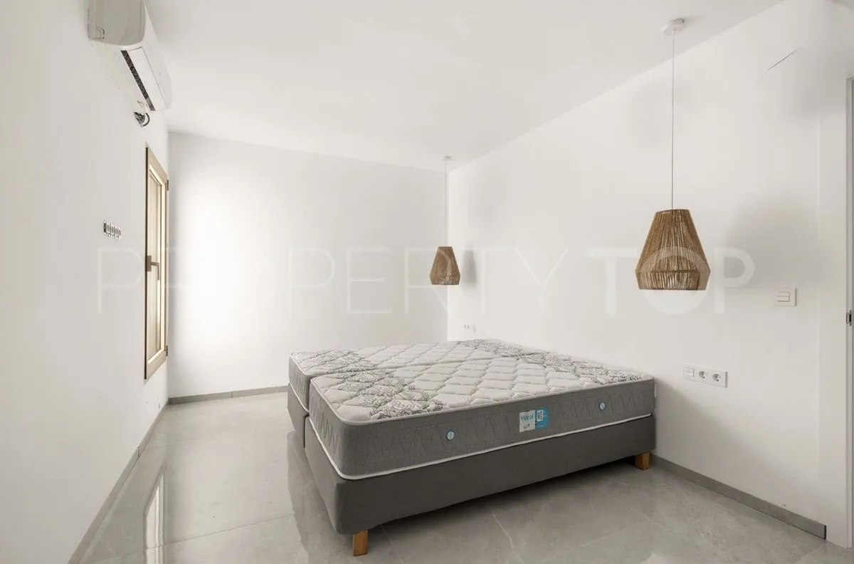 Estepona Oeste, villa de 8 dormitorios en venta