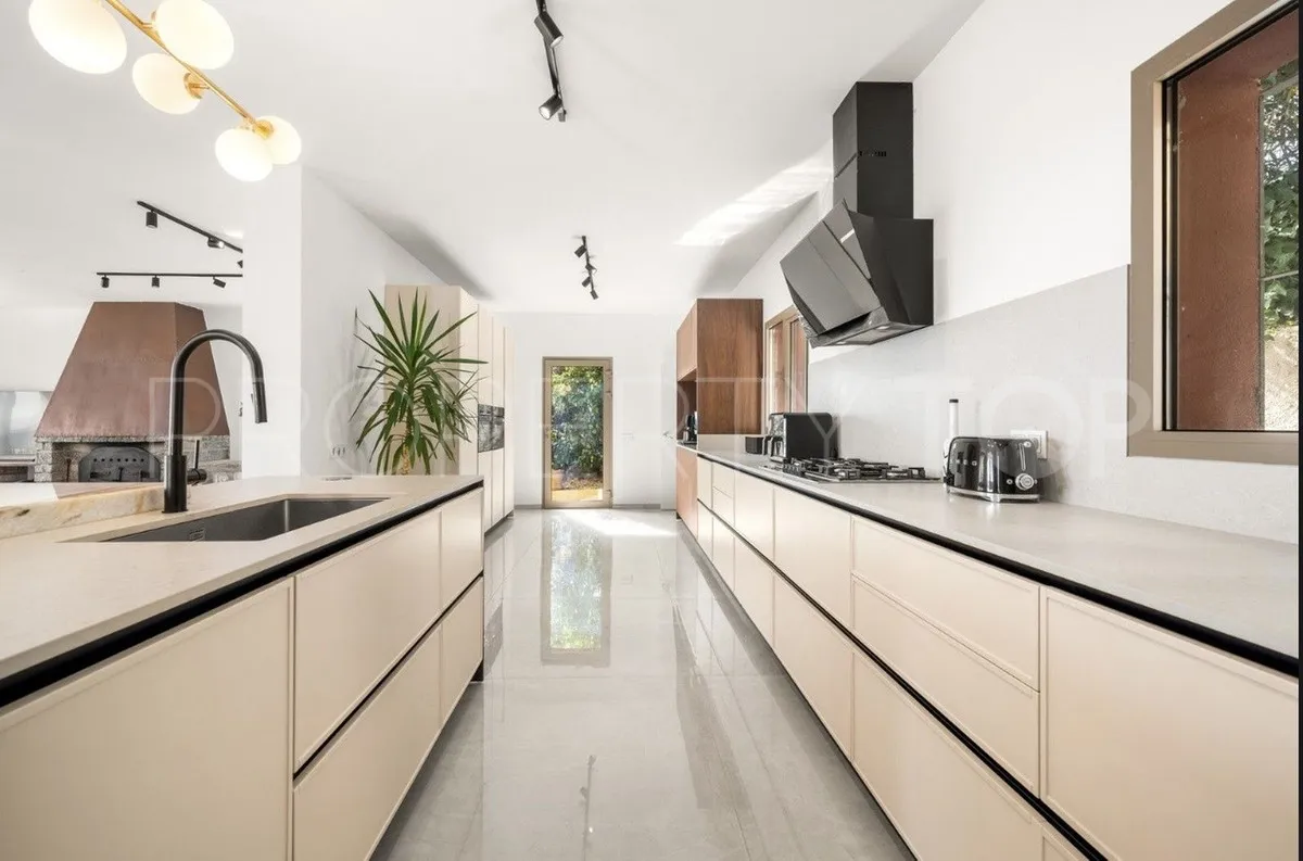 Estepona Oeste, villa de 8 dormitorios en venta