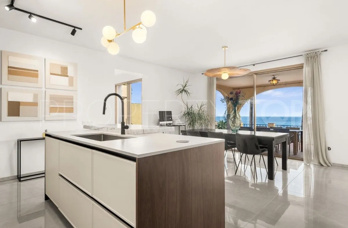 Estepona Oeste, villa de 8 dormitorios en venta