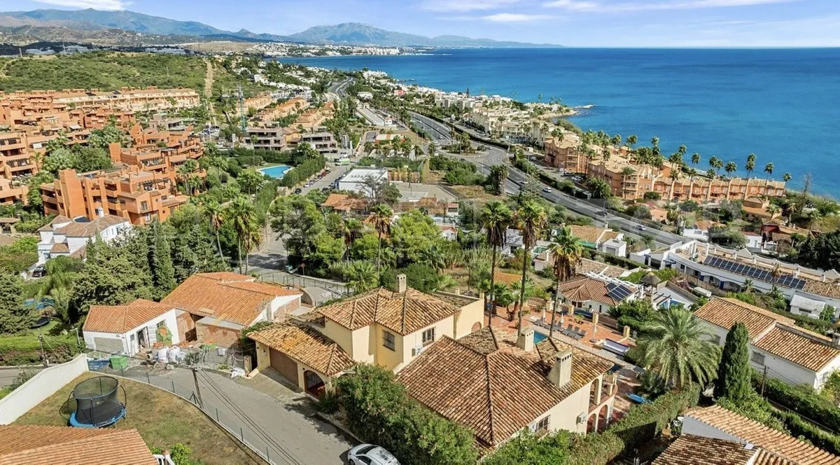 Estepona Oeste, villa de 8 dormitorios en venta