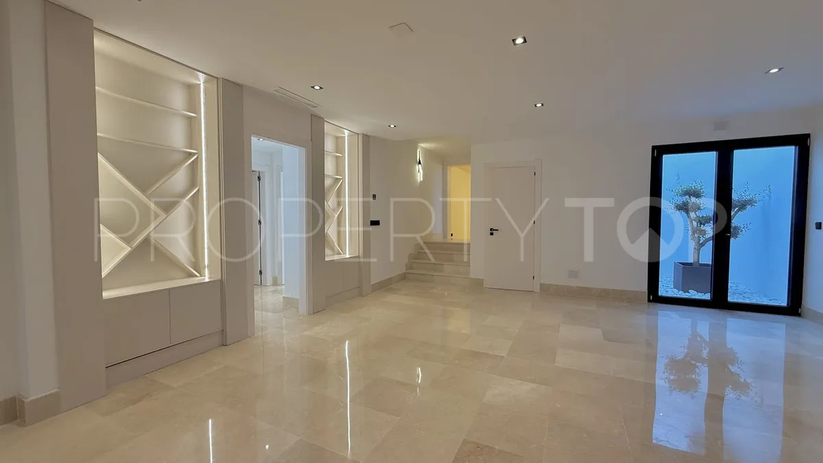 5 bedrooms villa for sale in Nueva Andalucia
