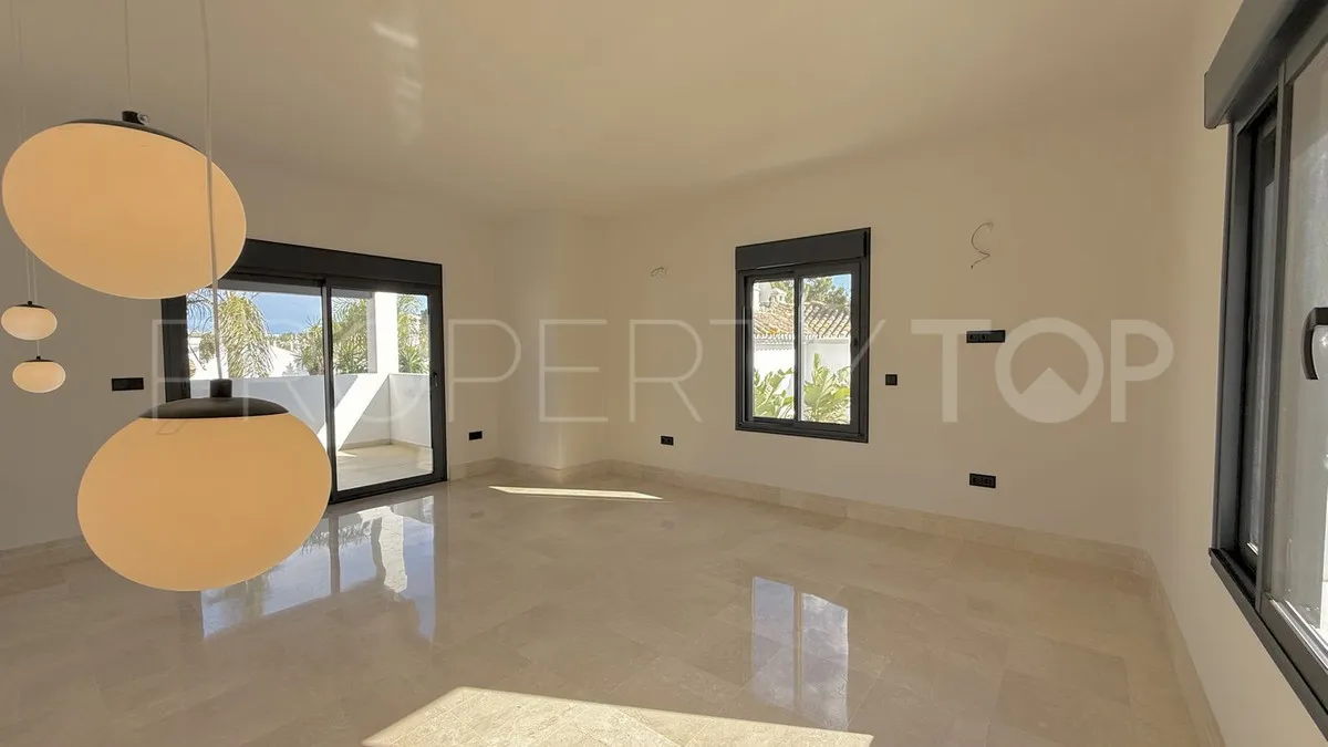5 bedrooms villa for sale in Nueva Andalucia