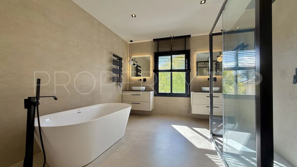 5 bedrooms villa for sale in Nueva Andalucia