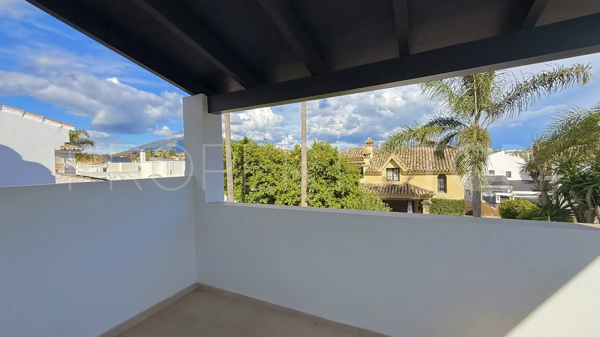 5 bedrooms villa for sale in Nueva Andalucia