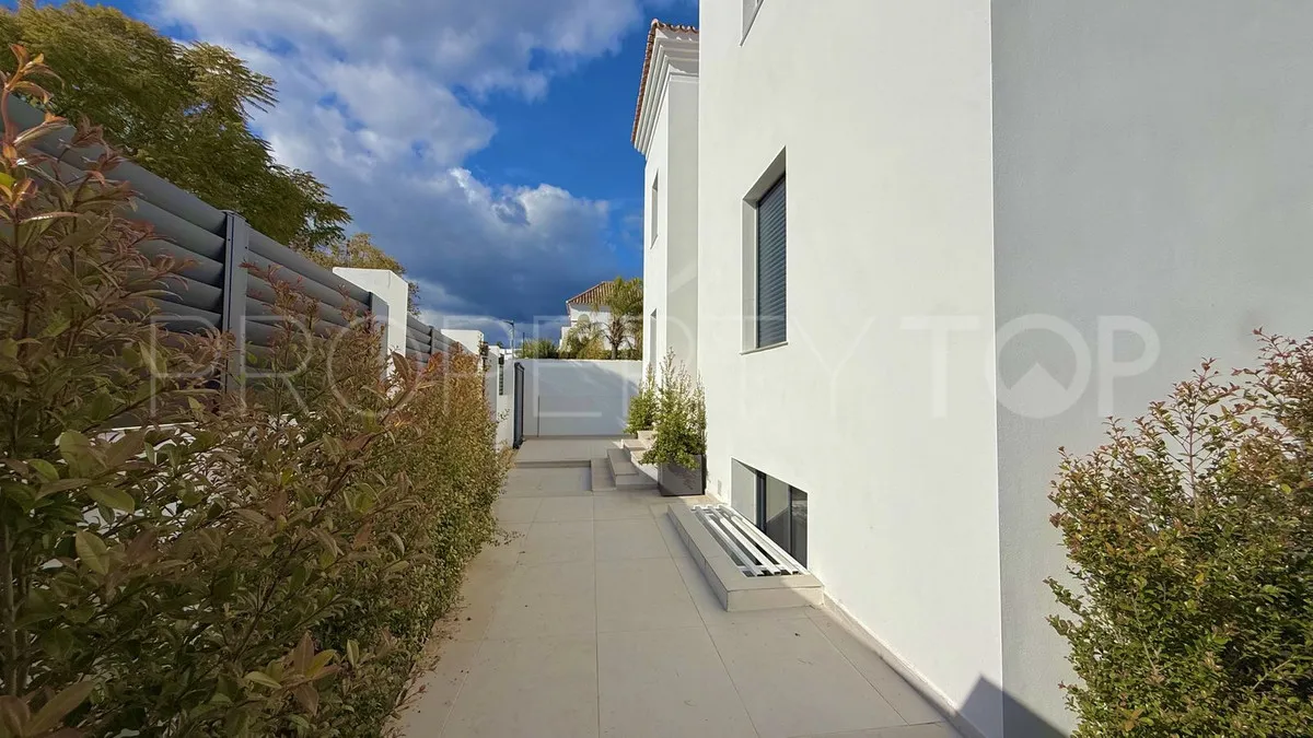5 bedrooms villa for sale in Nueva Andalucia