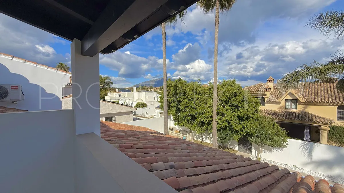 5 bedrooms villa for sale in Nueva Andalucia