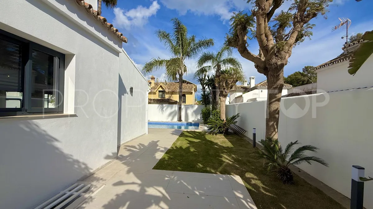 5 bedrooms villa for sale in Nueva Andalucia