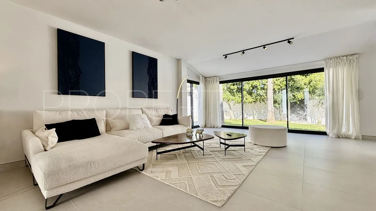 5 bedrooms villa for sale in Nueva Andalucia