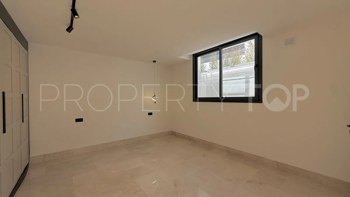 5 bedrooms villa for sale in Nueva Andalucia