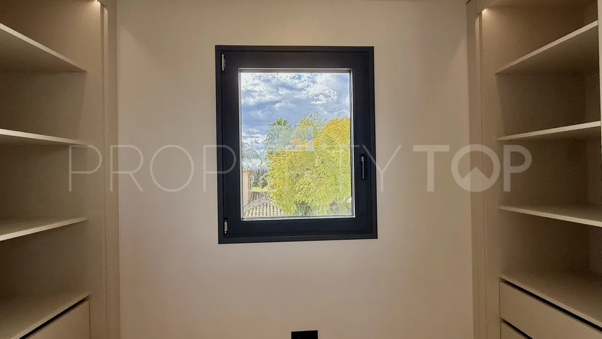 5 bedrooms villa for sale in Nueva Andalucia