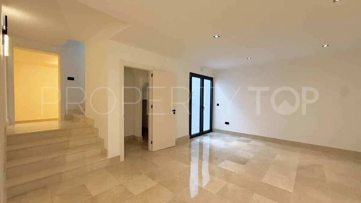 5 bedrooms villa for sale in Nueva Andalucia