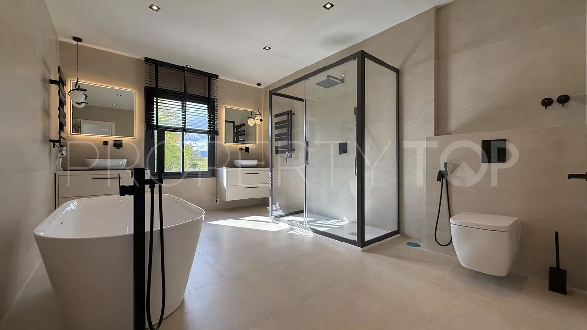 5 bedrooms villa for sale in Nueva Andalucia