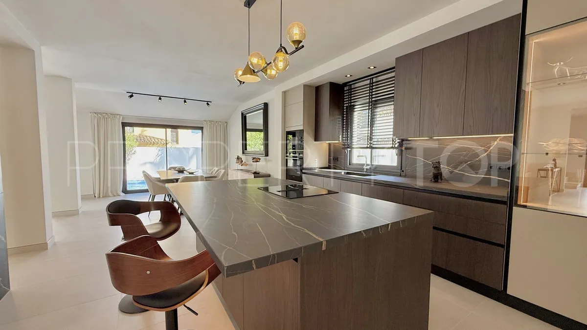 5 bedrooms villa for sale in Nueva Andalucia