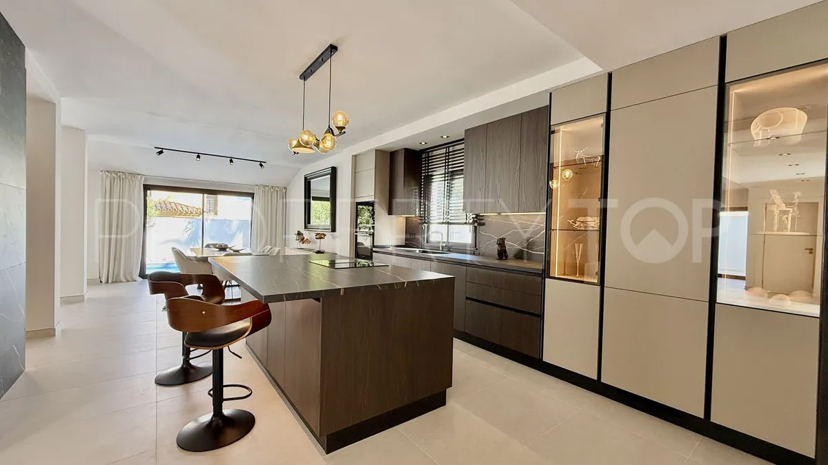 5 bedrooms villa for sale in Nueva Andalucia