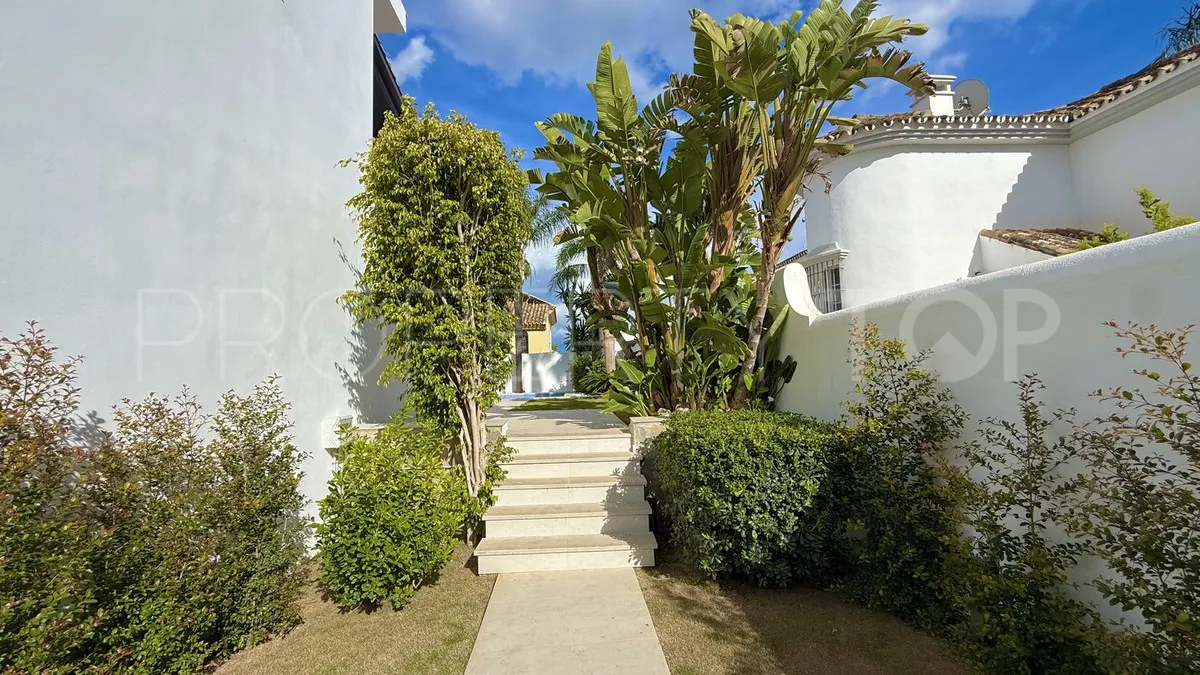 5 bedrooms villa for sale in Nueva Andalucia