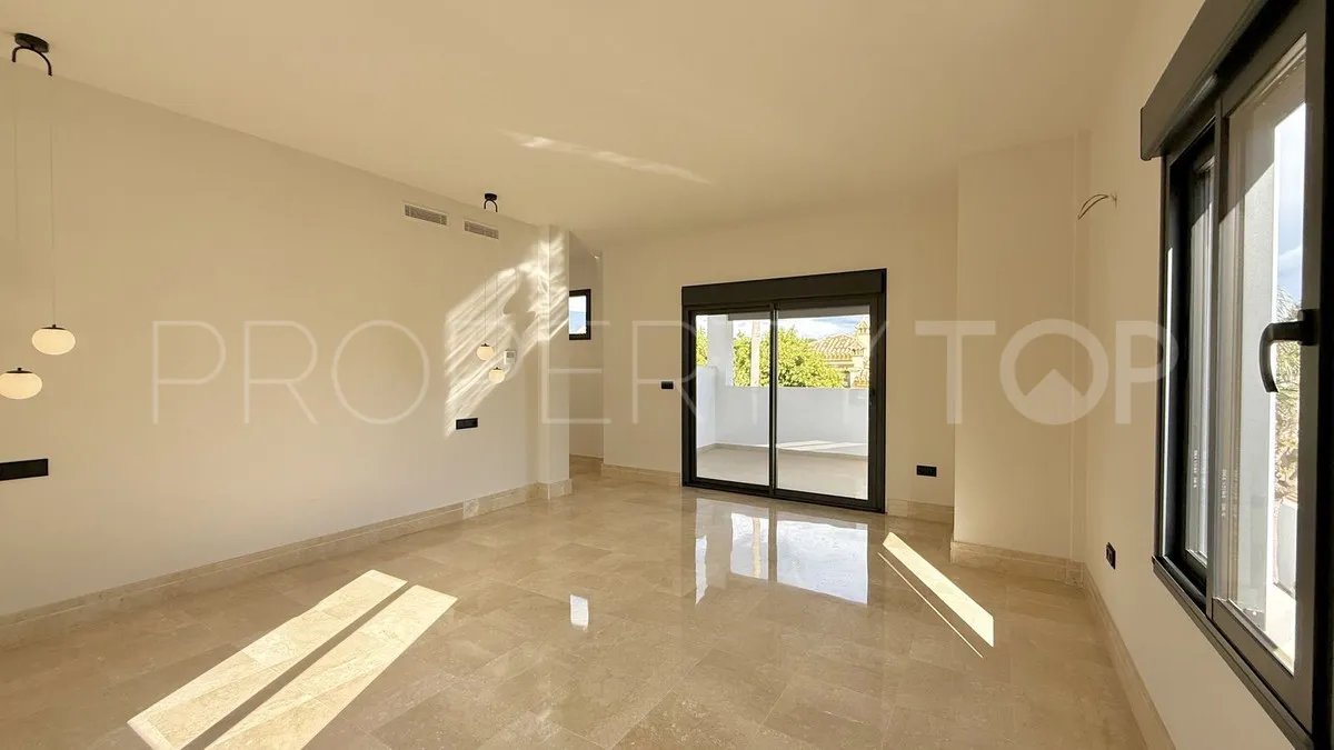 5 bedrooms villa for sale in Nueva Andalucia