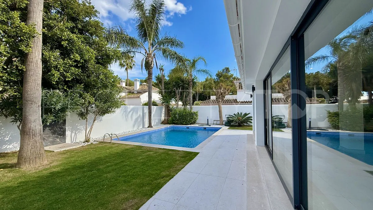 5 bedrooms villa for sale in Nueva Andalucia