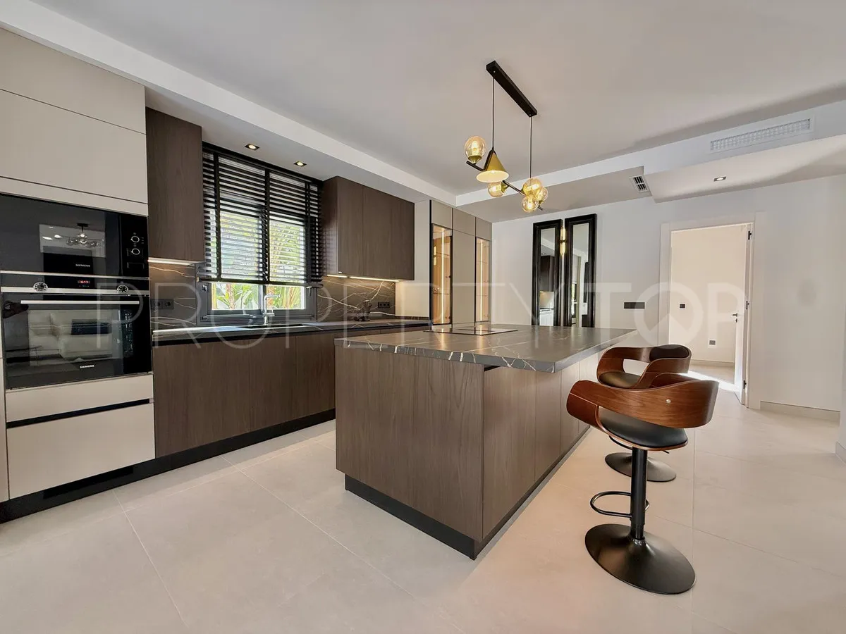 5 bedrooms villa for sale in Nueva Andalucia