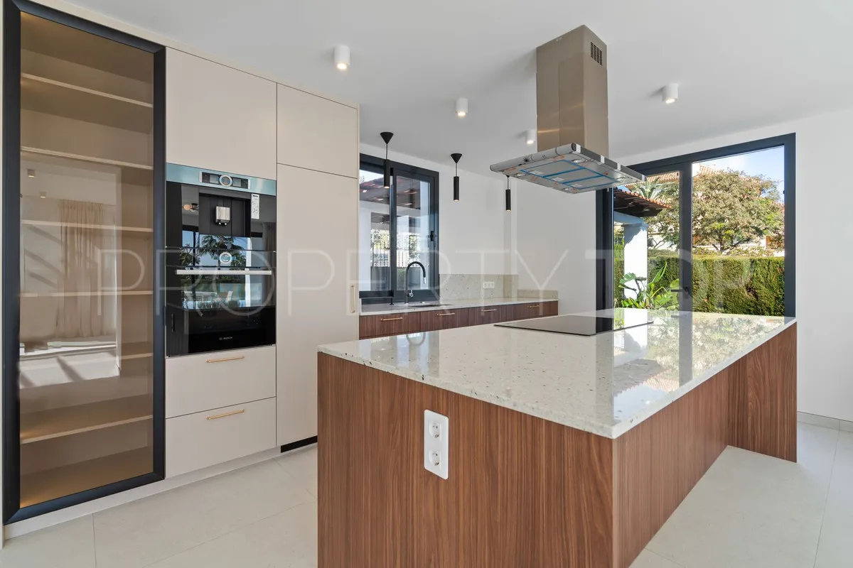 4 bedrooms villa in Elviria for sale