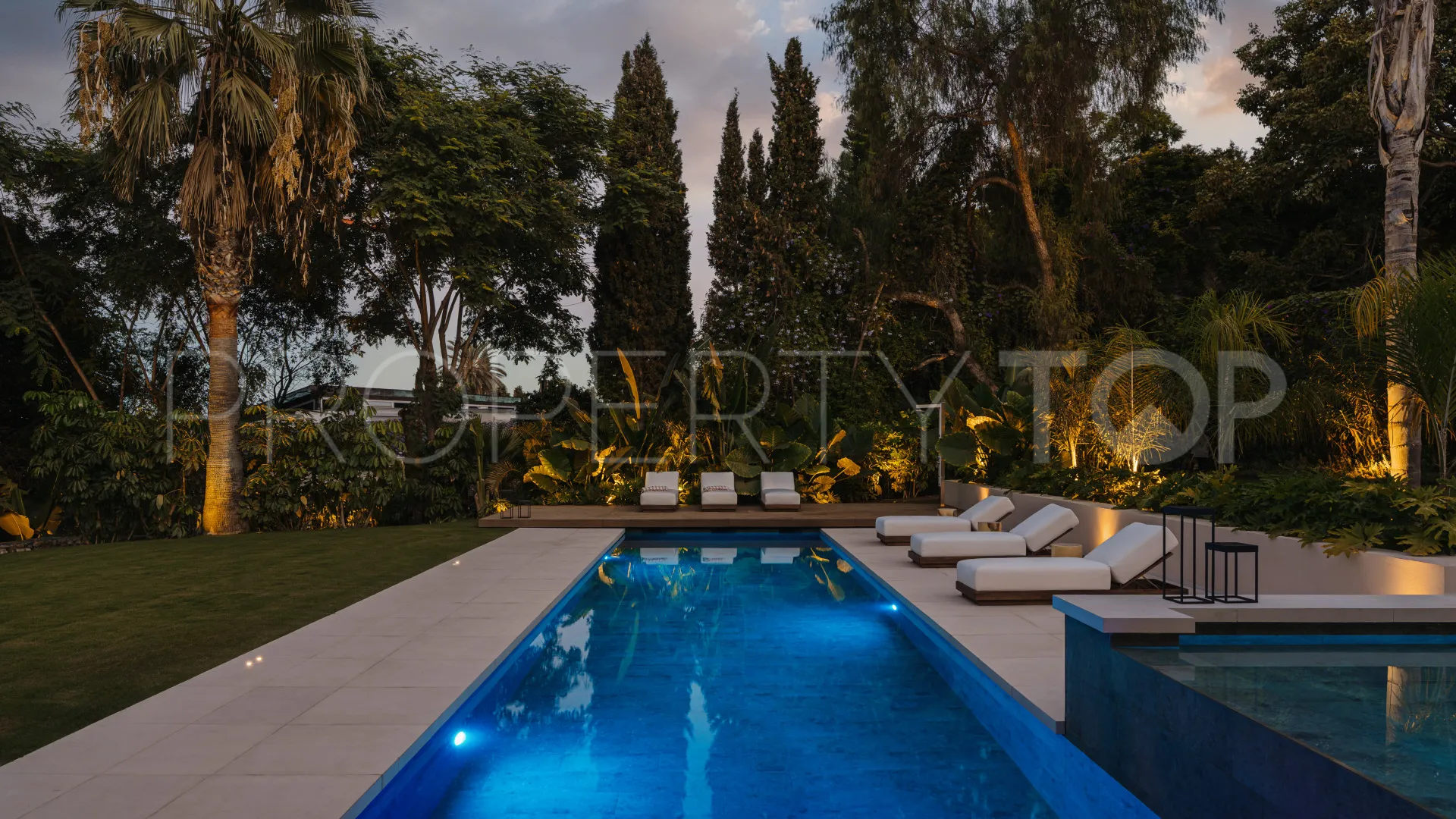 Villa en venta de 6 dormitorios en Nueva Andalucia