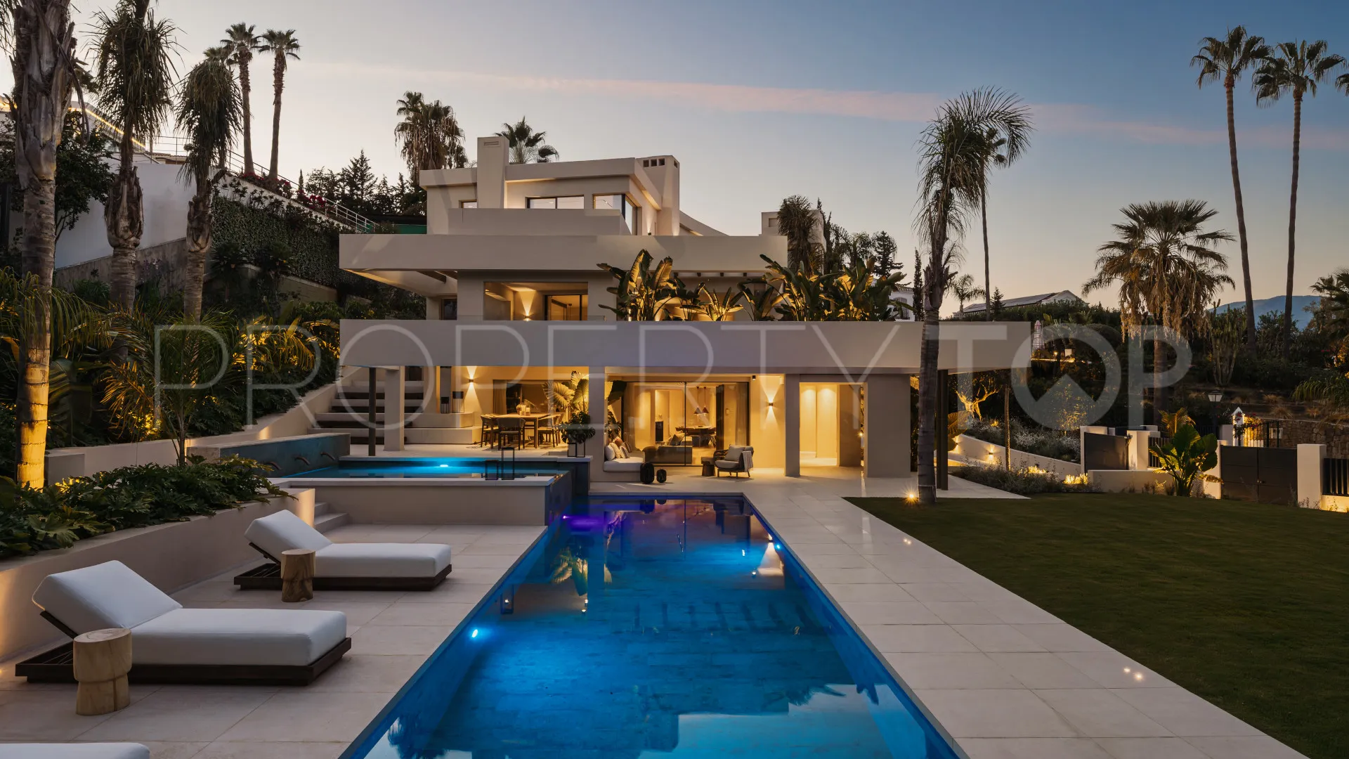 Villa en venta de 6 dormitorios en Nueva Andalucia