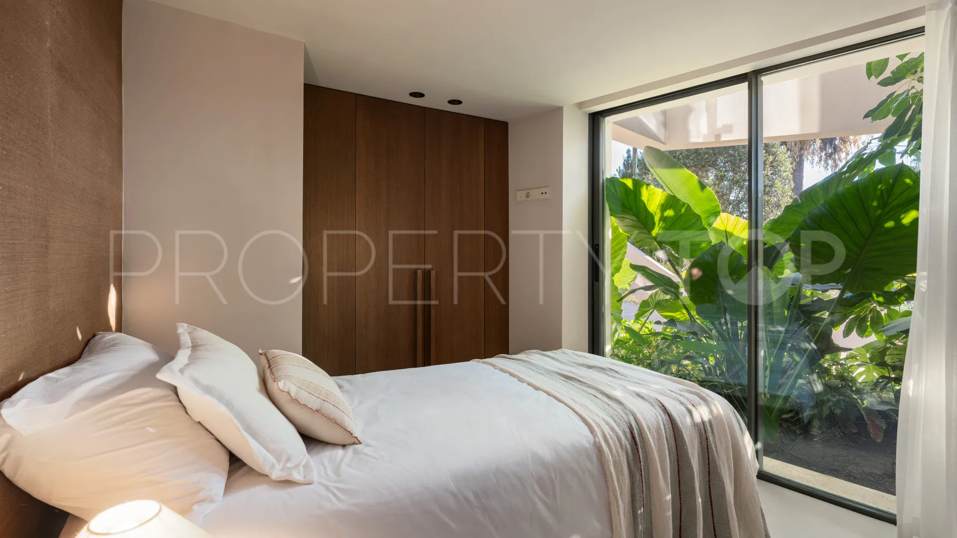 Villa en venta de 6 dormitorios en Nueva Andalucia