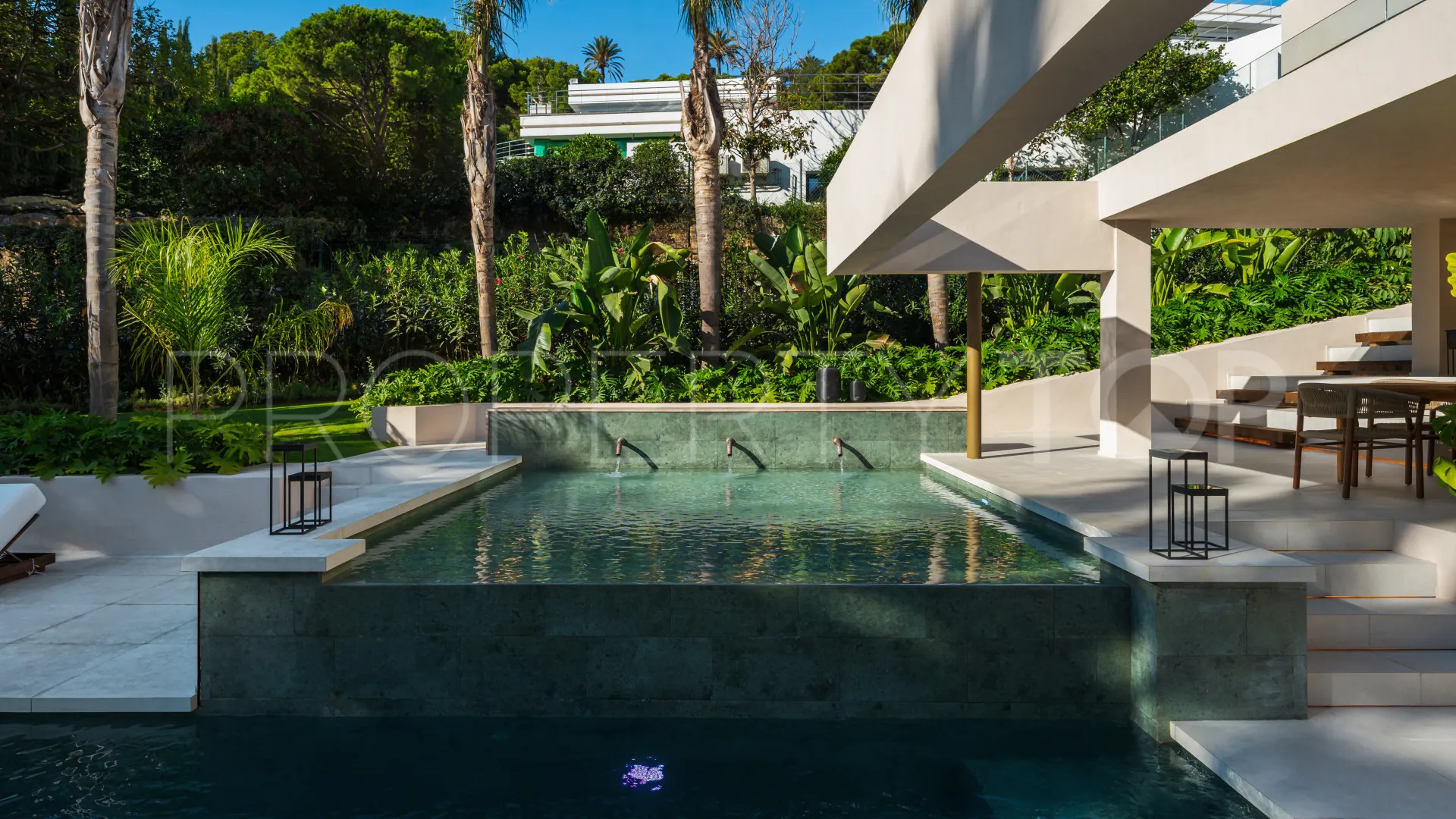 Villa en venta de 6 dormitorios en Nueva Andalucia