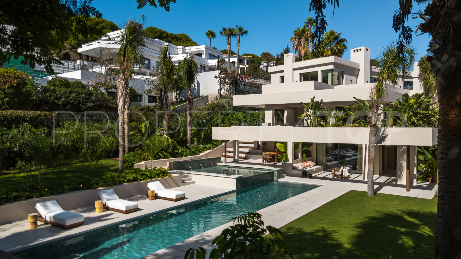 Villa en venta de 6 dormitorios en Nueva Andalucia
