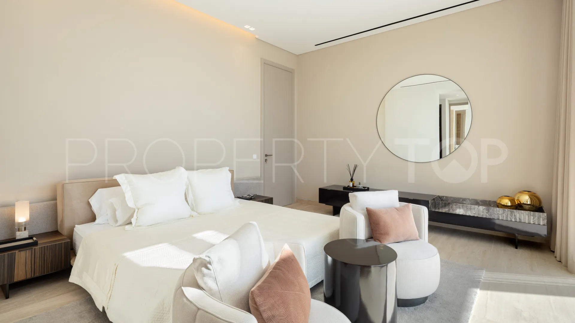 Buy 6 bedrooms villa in Los Flamingos