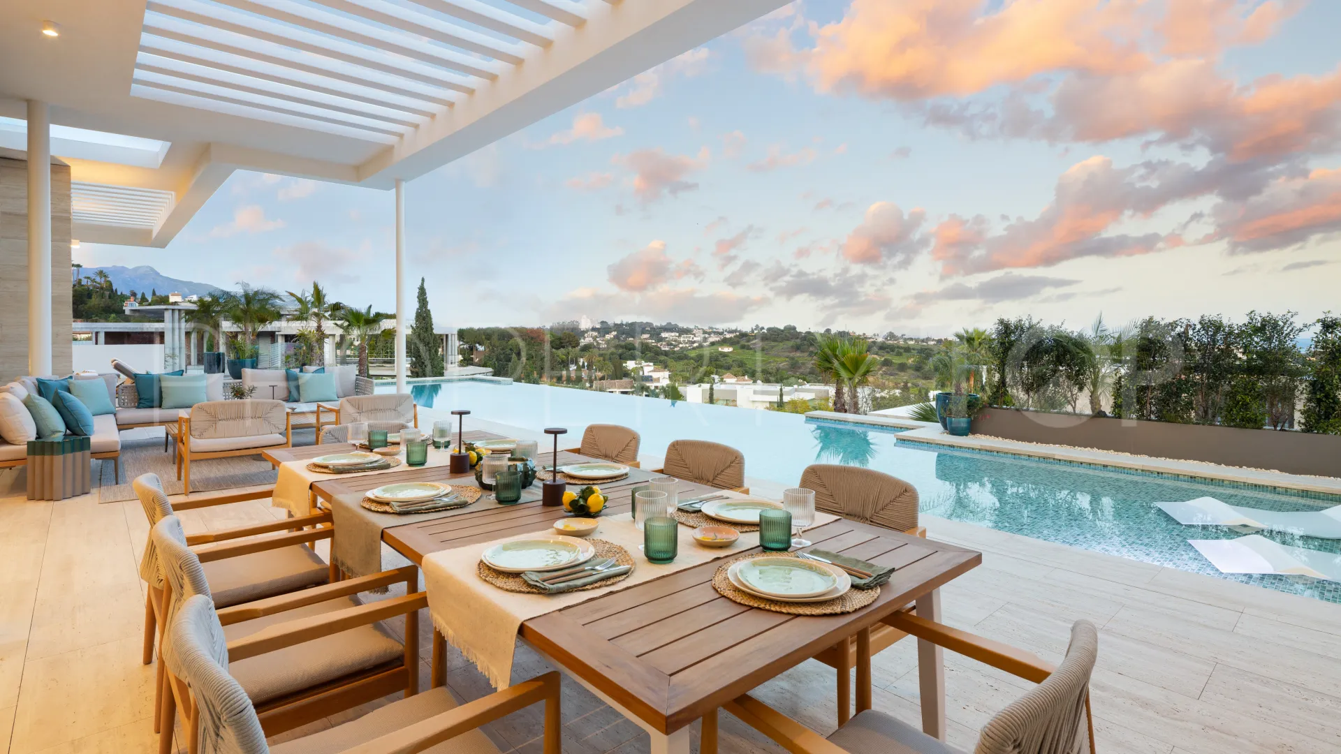 Buy 6 bedrooms villa in Los Flamingos