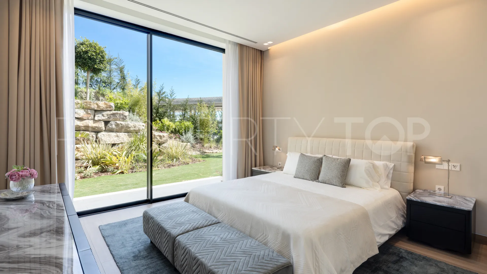 Buy 6 bedrooms villa in Los Flamingos