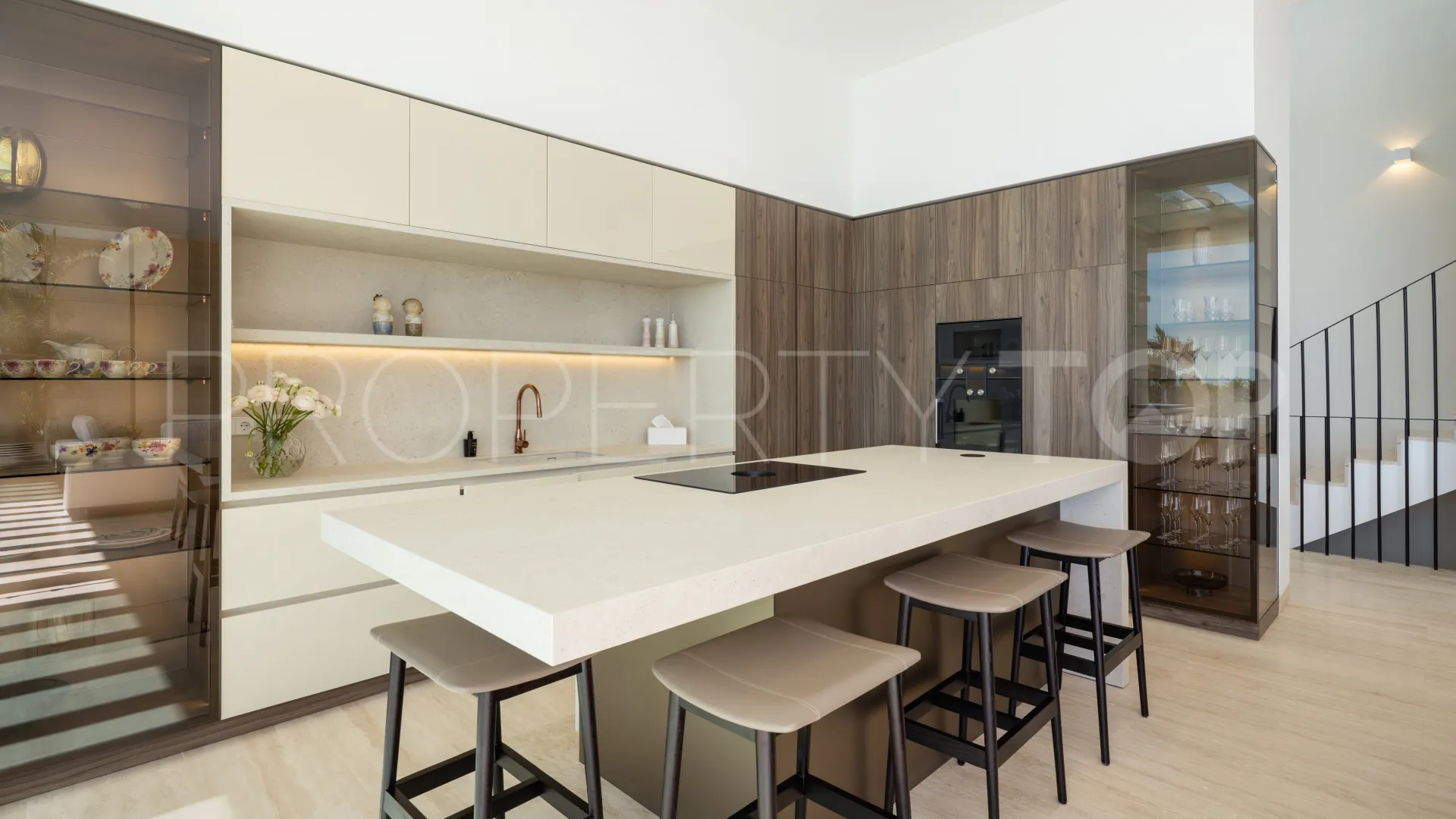 Buy 6 bedrooms villa in Los Flamingos