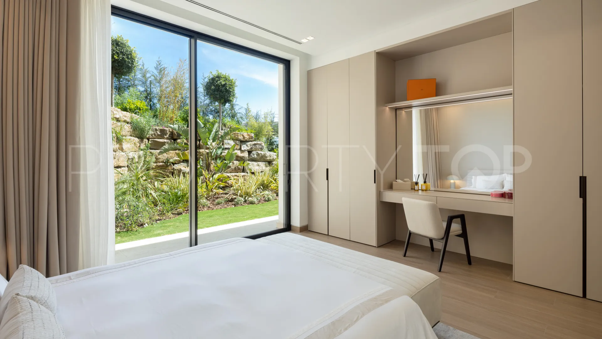 Buy 6 bedrooms villa in Los Flamingos