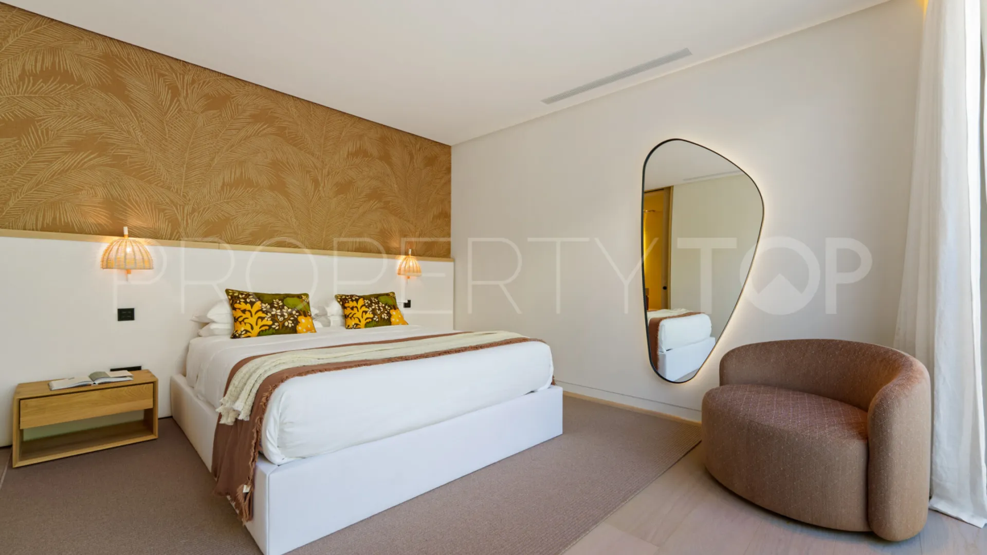 For sale villa in Nueva Andalucia with 6 bedrooms