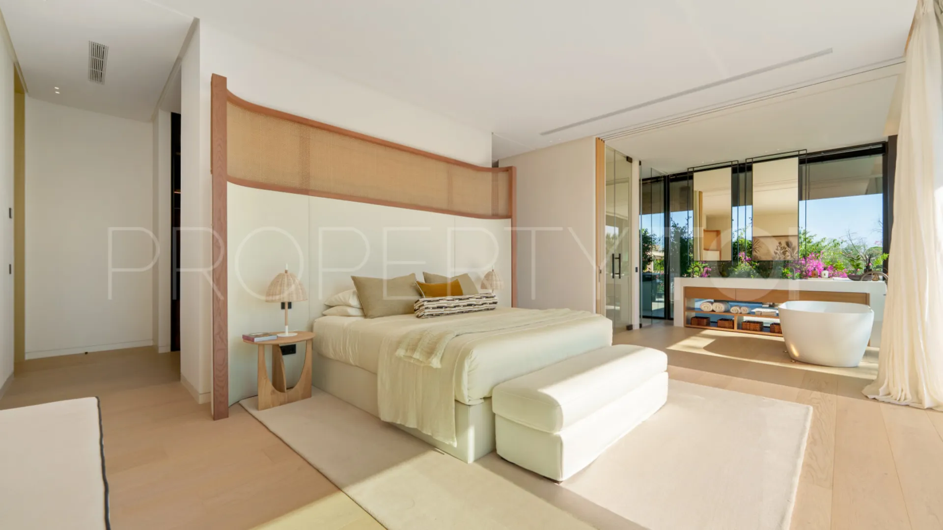 For sale villa in Nueva Andalucia with 6 bedrooms