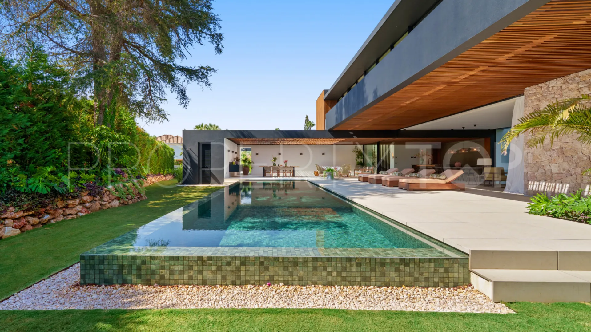 For sale villa in Nueva Andalucia with 6 bedrooms