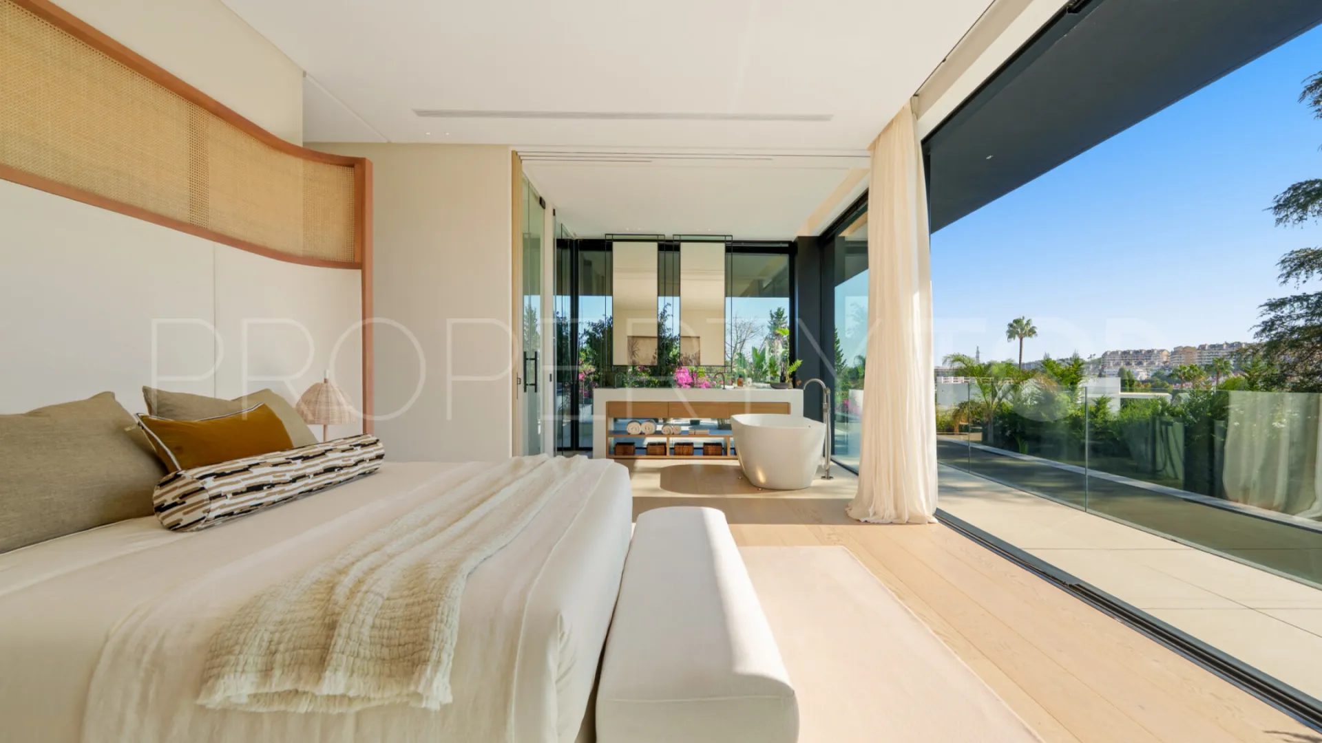 For sale villa in Nueva Andalucia with 6 bedrooms