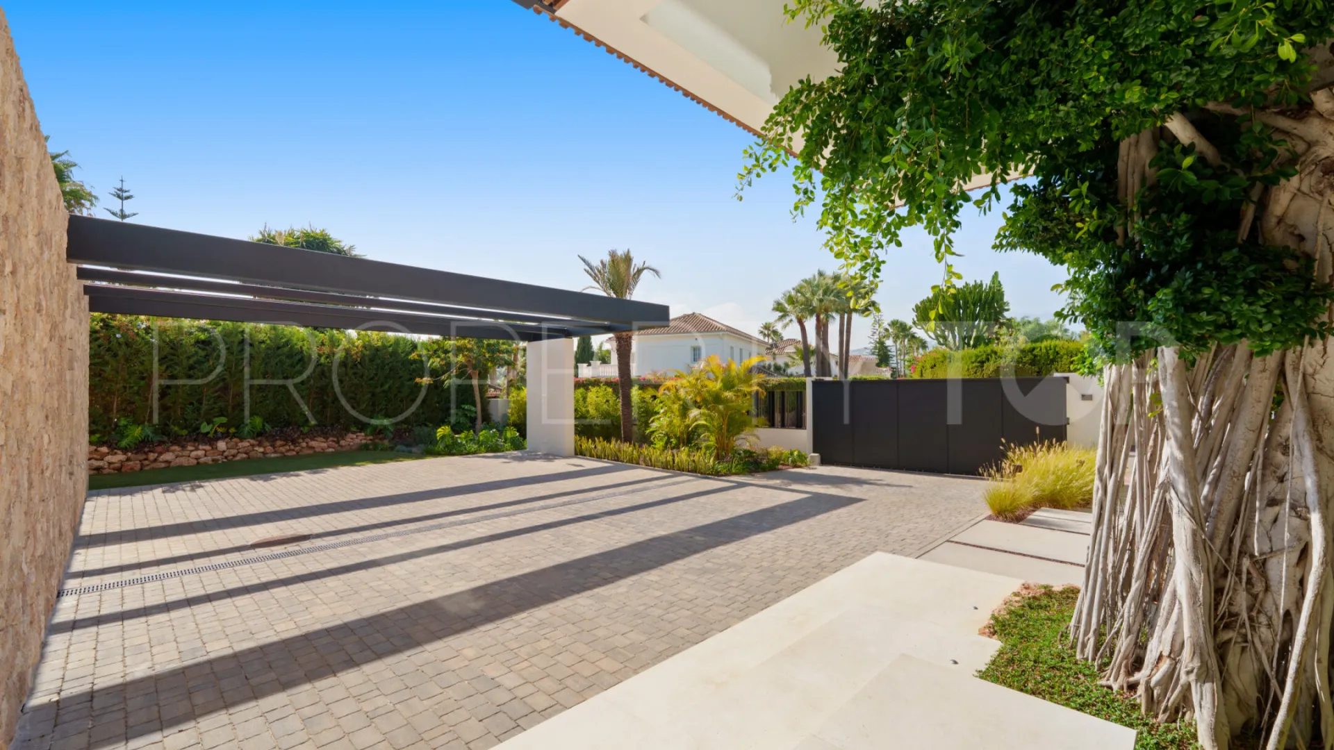 For sale villa in Nueva Andalucia with 6 bedrooms