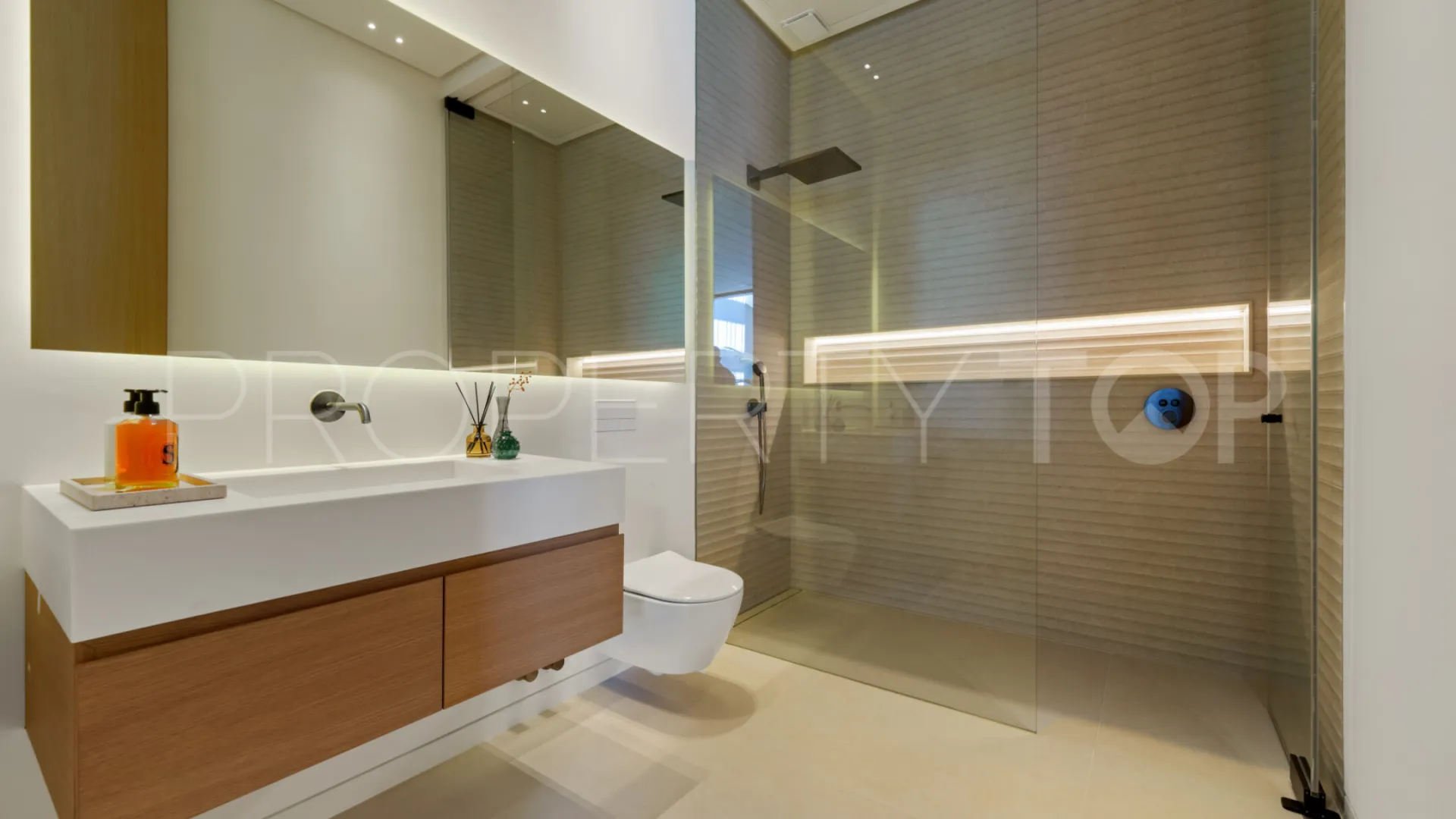 For sale villa in Nueva Andalucia with 6 bedrooms