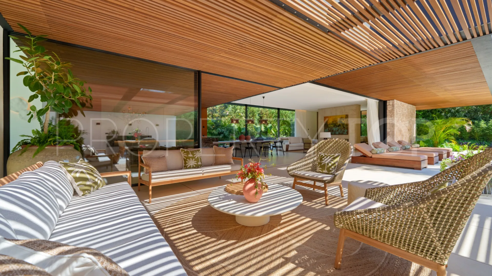 For sale villa in Nueva Andalucia with 6 bedrooms