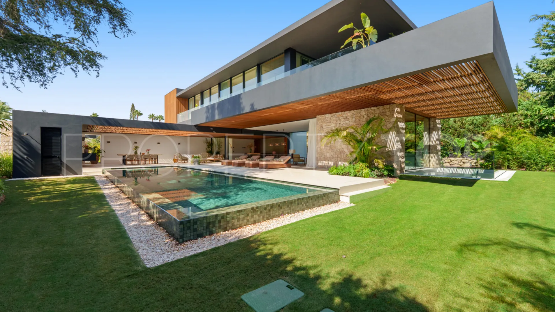 For sale villa in Nueva Andalucia with 6 bedrooms