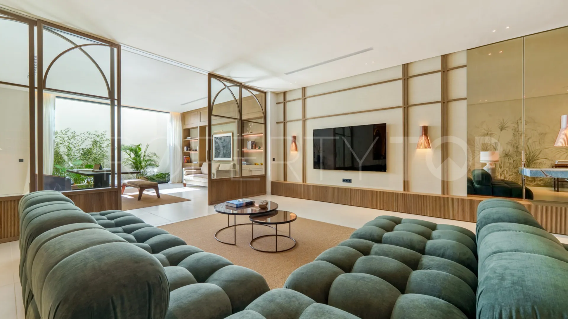 For sale villa in Nueva Andalucia with 6 bedrooms